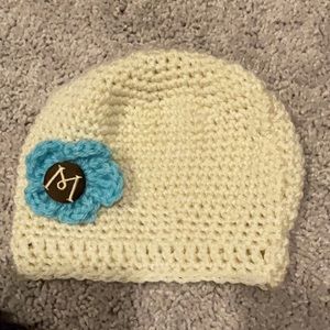Hand knit hat with interchangeable knit flowers